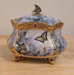 collectible Lena Liu porcelain music box entitled "Vision of Beauty"